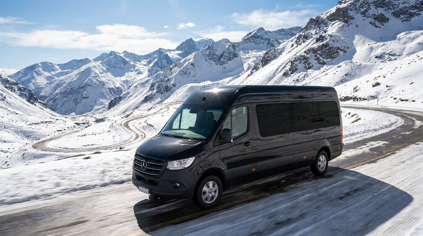 Van premium Coonduce subiendo la ruta G-21 con cadenas hacia Farellones y Valle Nevado